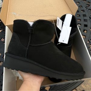 Kirkland ladies shearling boots with wedge Black Size US 6